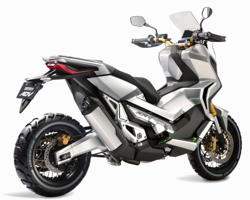  壁紙 — 一台時尚的銀色Honda ADV機車，帶有黑色飾件和堅固輪胎，在純白背景前蓄勢待發。