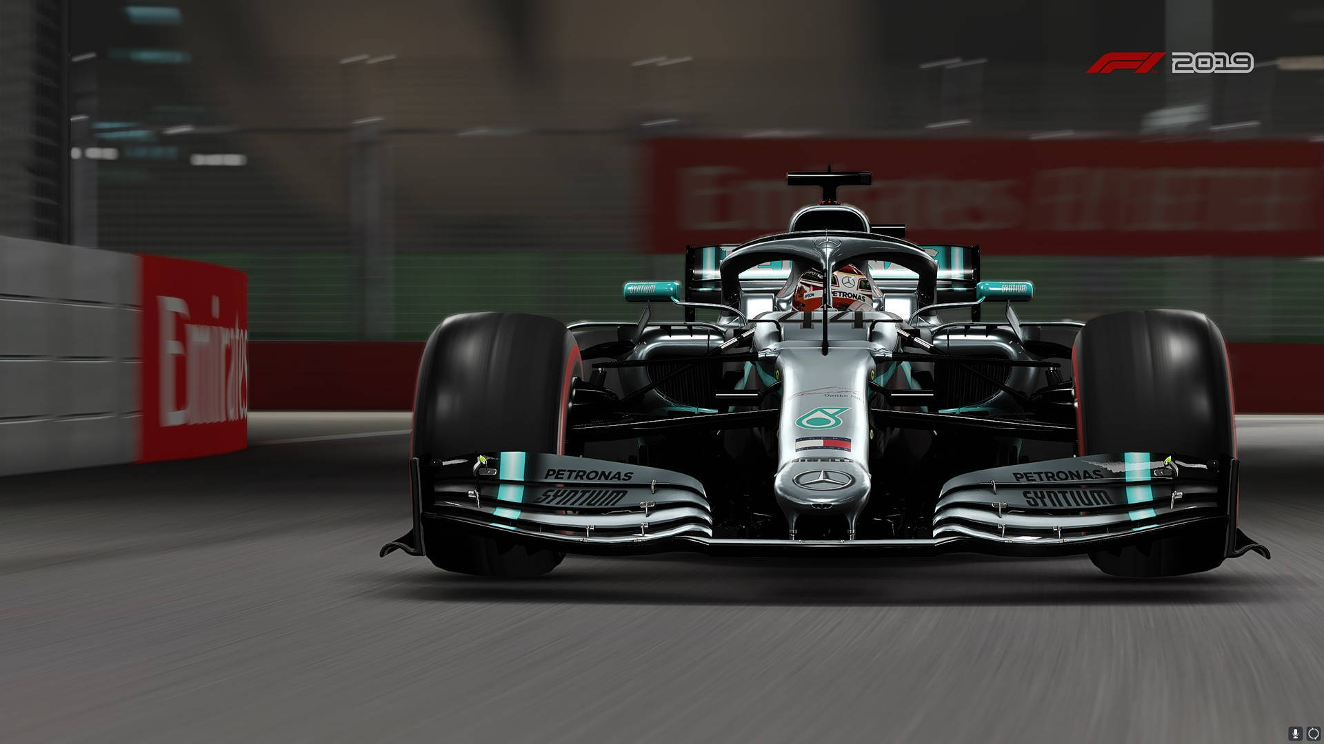 Formula 1 2019 桌布 壁紙 — 一台時尚的銀色和藍綠色一級方程式賽車在模糊的賽道上疾馳，背景中可見「Emirates」品牌標誌。