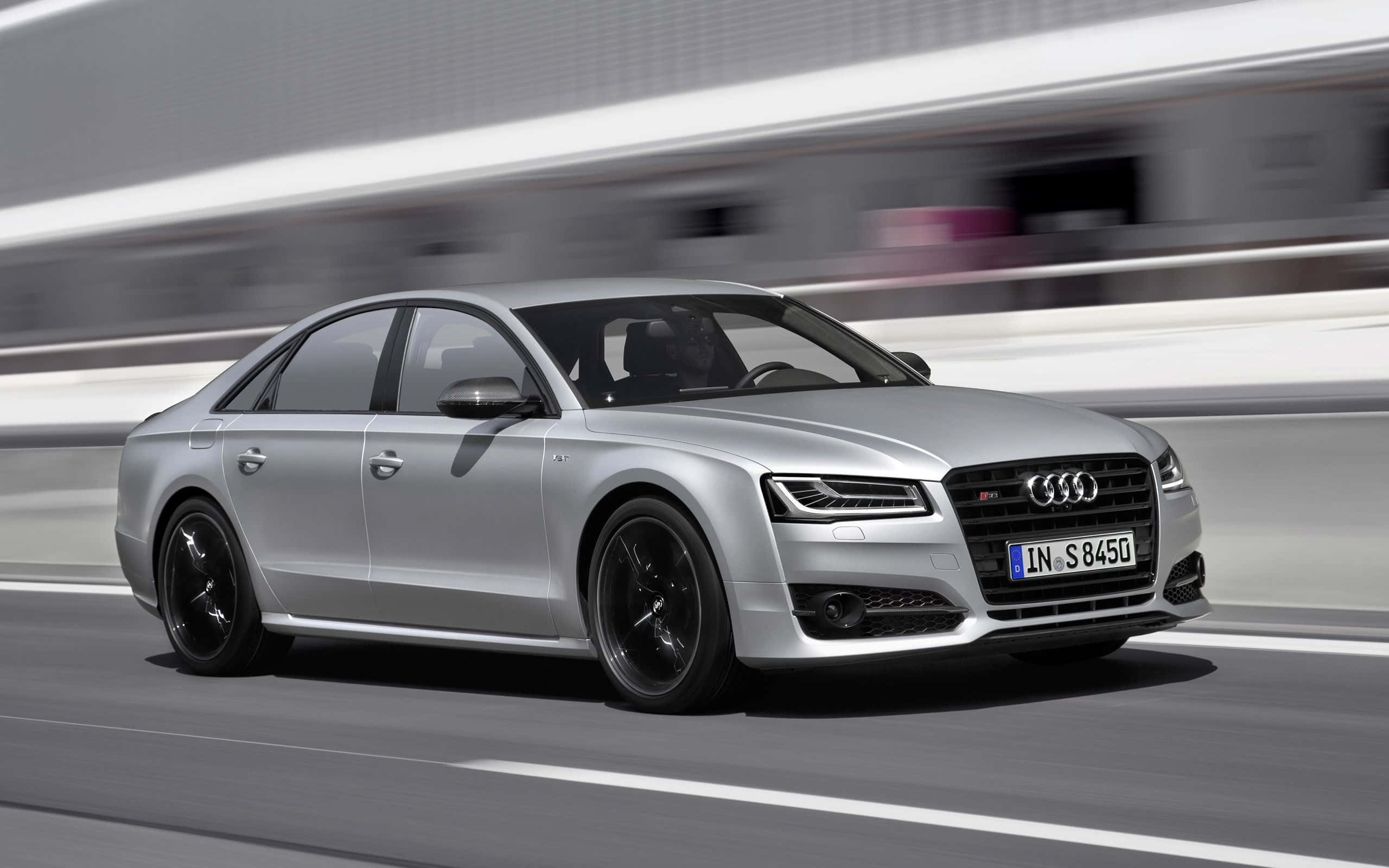 Audi S8 桌布 壁紙 — 一台時尚的銀色奧迪S8運動轎車在現代高速公路上疾馳，背景帶有動態模糊效果。