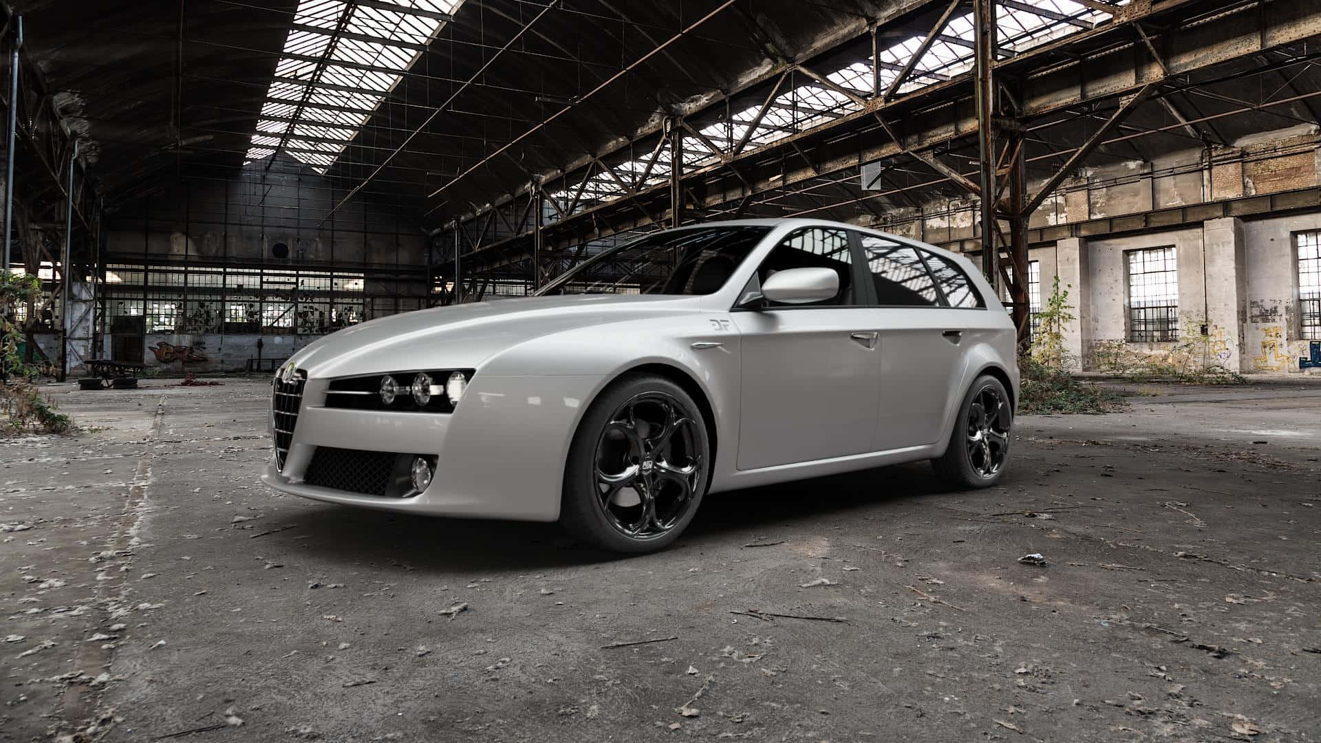 Alfa Romeo 159 桌布 壁紙 — 一台時尚的銀色愛快羅密歐旅行車停放在一個天花板高聳、窗戶破損的破舊工業倉庫內。