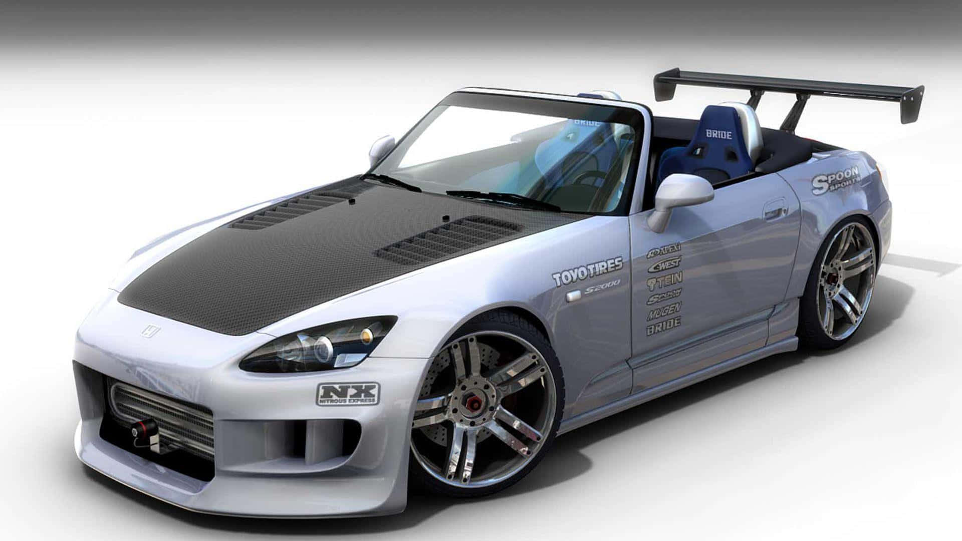 Modified Car 桌布 壁紙 — 一台時尚的銀色敞篷跑車，配備碳纖維引擎蓋和大型尾翼，在純白色工作室背景上。