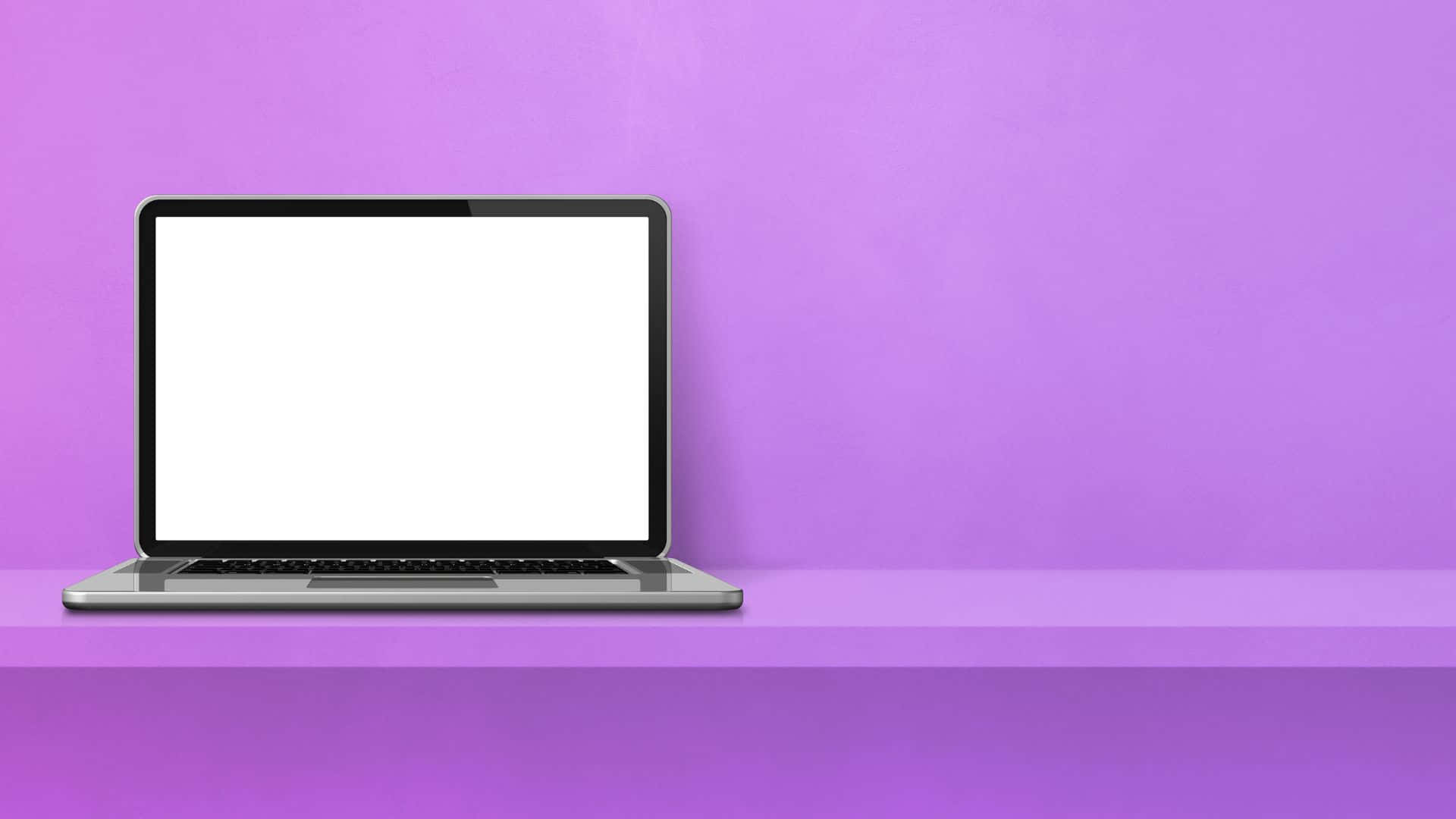 Computer Screen 桌布 壁紙 — 一台時尚的銀色筆記型電腦，帶有空白白色螢幕，放在與純紫色牆壁相配的紫色架子上。
