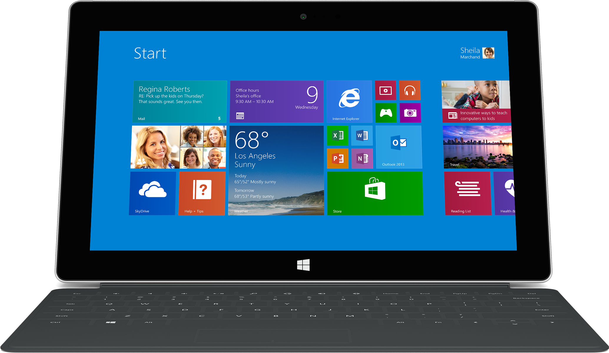 microsoft 桌布 壁紙 — 一台時尚的銀色筆記型電腦顯示充滿活力的藍色Windows 8開始畫面，帶有顯示天氣和應用程式的動態磚，背景為深色。