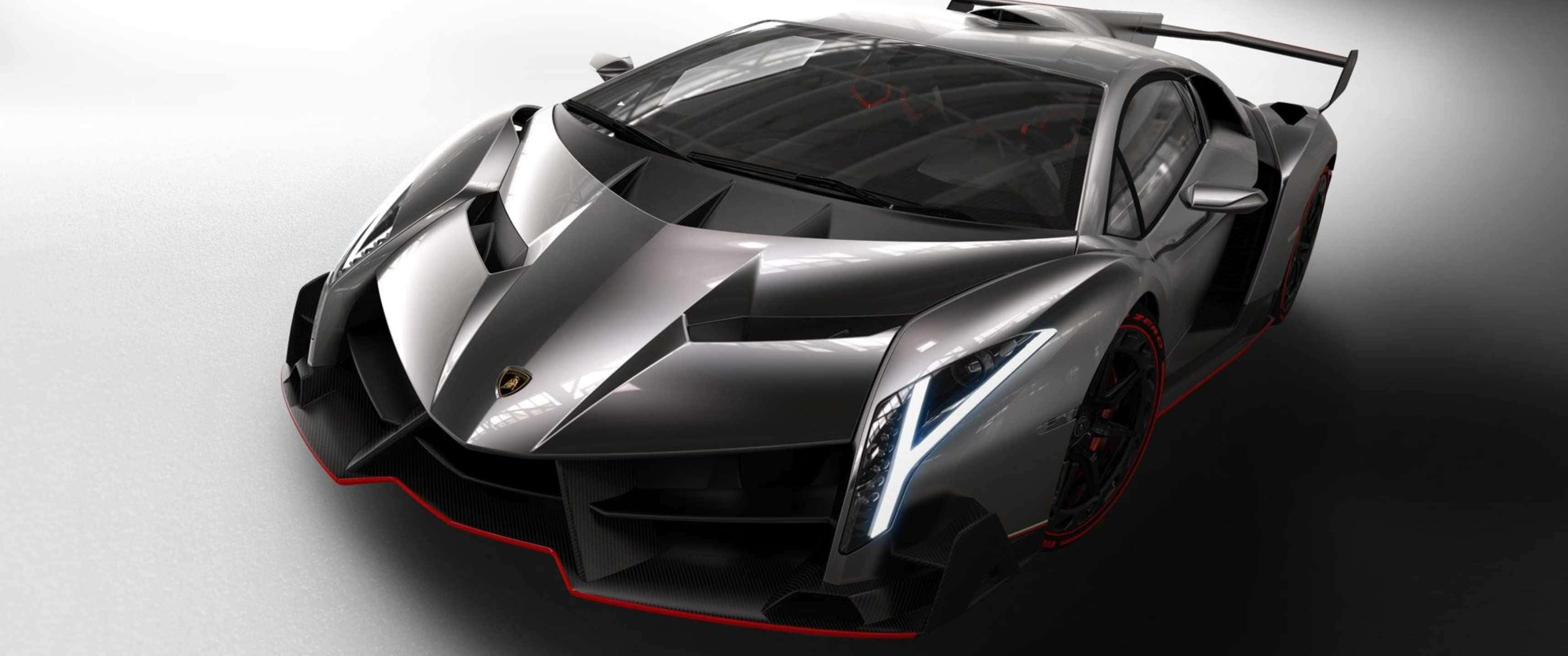 3440x1440p Lamborghini 桌布 壁紙 — 一台時尚的銀色藍寶堅尼 Veneno，帶有紅色點綴和發光頭燈，在漸變灰色工作室背景前擺拍。