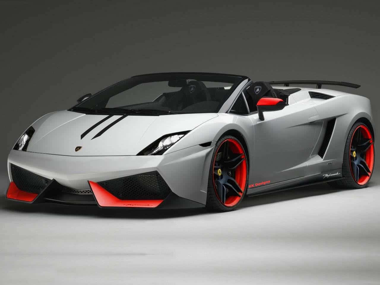 Car Design 桌布 壁紙 — 一台時尚的銀色藍寶堅尼Gallardo Spyder，帶有鮮明的紅色點綴和黑色輪圈，在簡約的灰色工作室背景下展示。