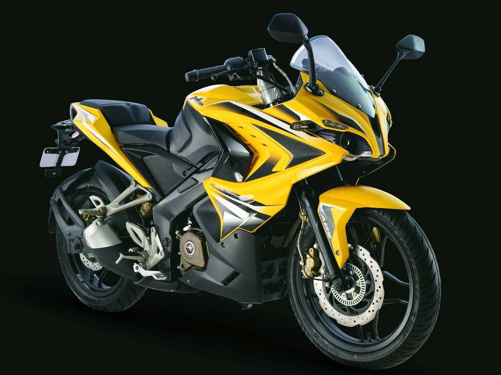 Racing 桌布 壁紙 — 一台時尚的黃黑配色運動機車，帶有銳利的棱角線條和鍍鉻裝飾，在純黑背景下蓄勢待發。