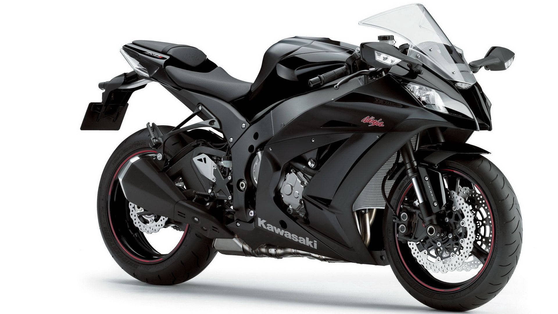 忍者 桌布 壁紙 — 一台時尚的黑色 Kawasaki Ninja 運動機車，帶有紅色點綴和銀色碟煞，擺放在乾淨的白色背景前。
