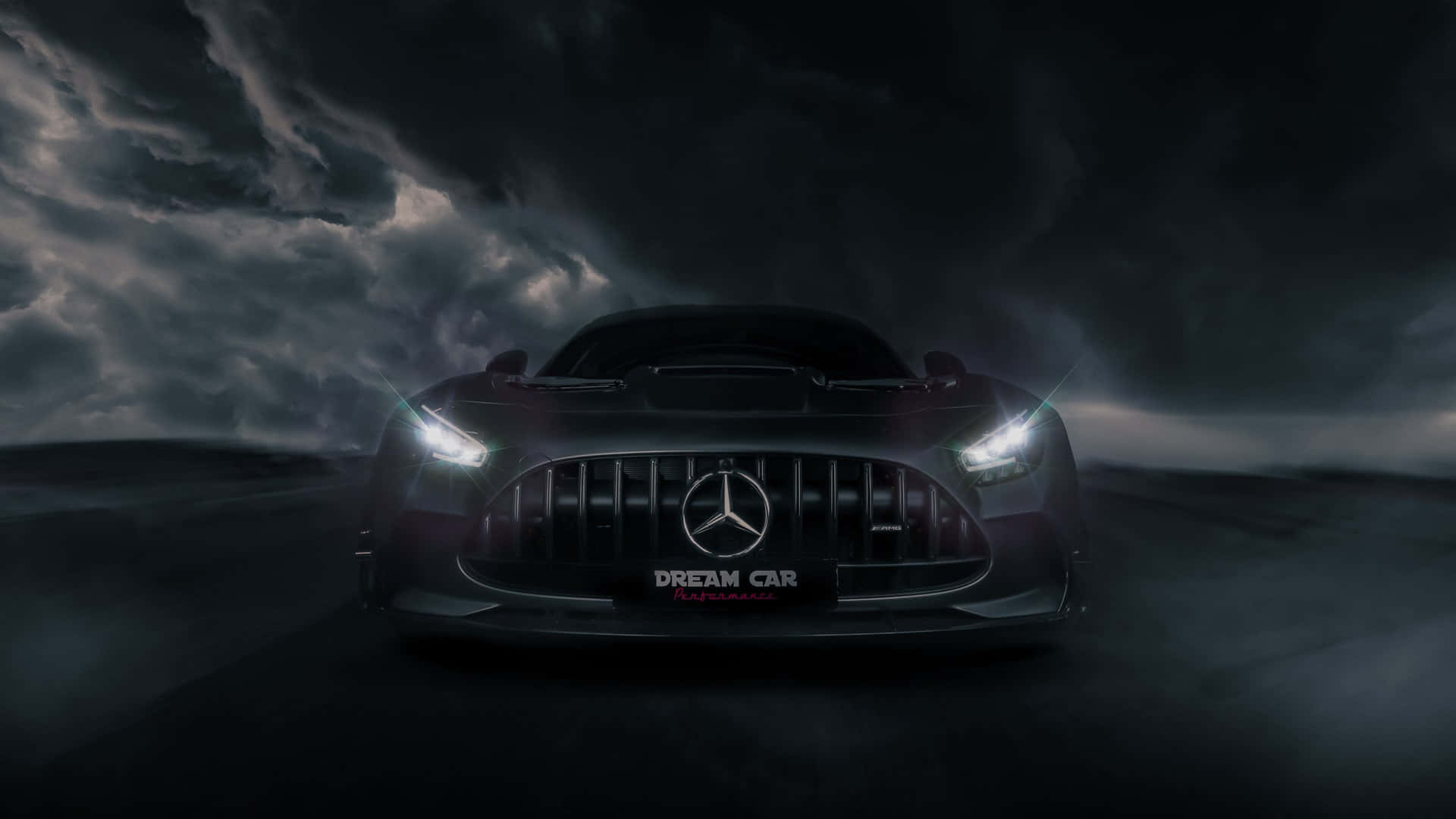 Mercedes Gts 桌布 壁紙 — 一台時尚的黑色 Mercedes-AMG GT 跑車，帶有發光的車頭燈，在戲劇性的暴風雨天空下正面朝前。