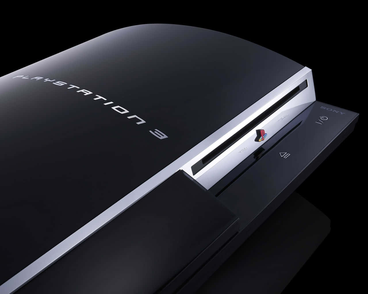 PlayStation 桌布 壁紙 — 一台時尚的黑色 PlayStation 3 主機，帶有銀色裝飾和發光標誌，背景為深色。