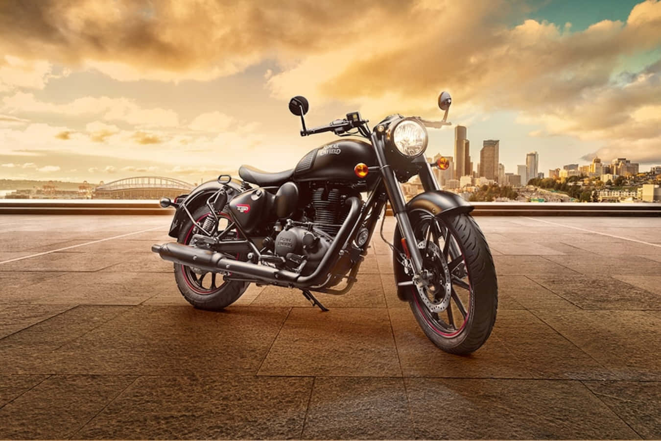 機車 桌布 壁紙 — 一台時尚的黑色 Royal Enfield 機車停放在磁磚屋頂上，俯瞰著黃金時段的城市天際線。