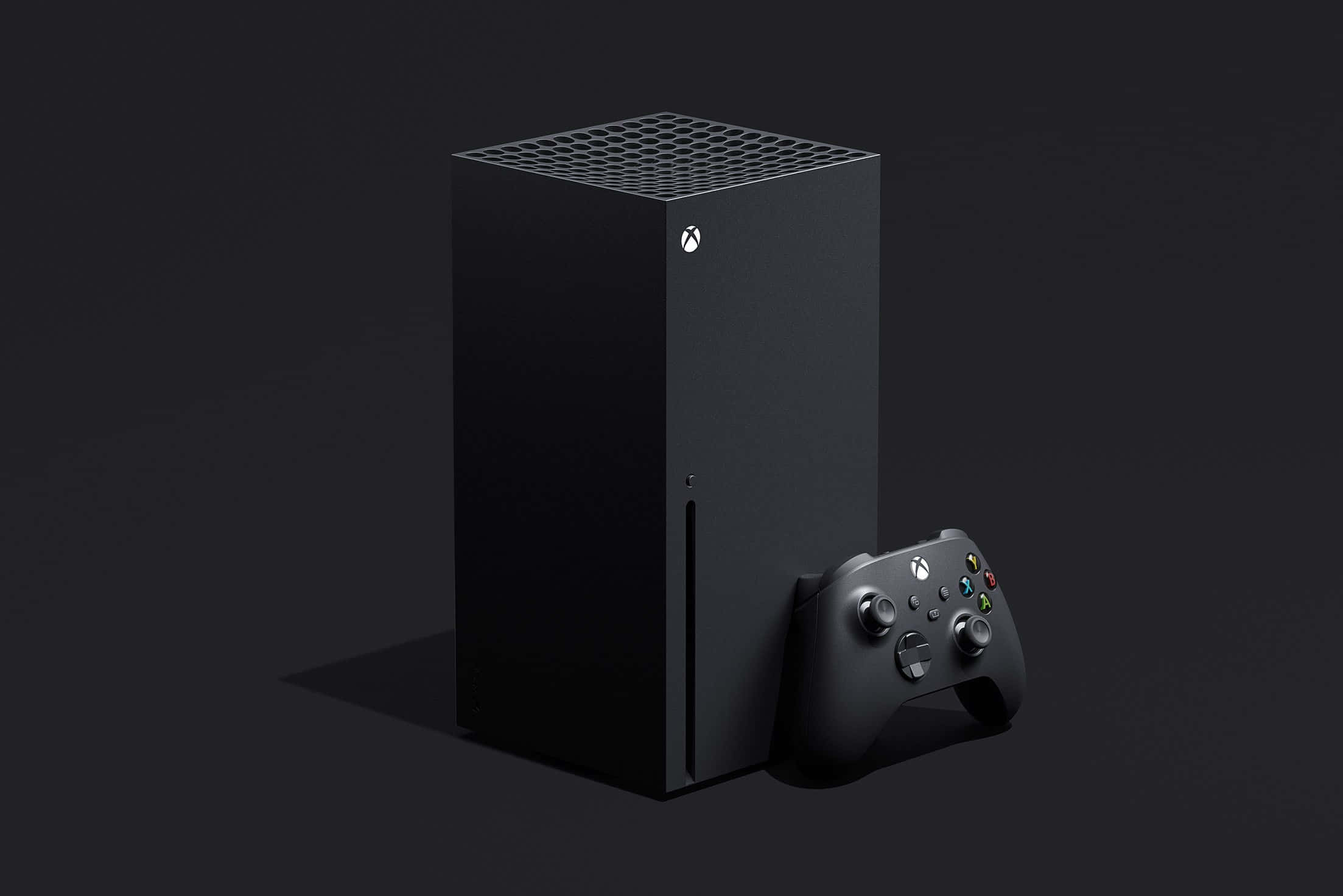 Xbox 桌布 壁紙 — 一台時尚的黑色 Xbox Series X 主機高聳立在與之匹配的控制器旁邊，背景為簡約的深色。