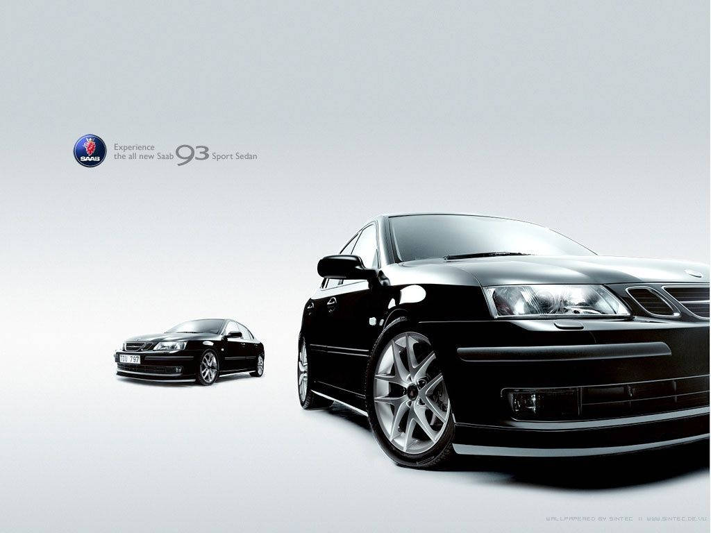 Saab 桌布 壁紙 — 一台時尚的黑色Saab 93 Sport Sedan在簡約的攝影棚環境中展示，背景中有一輛較小的汽車版本。