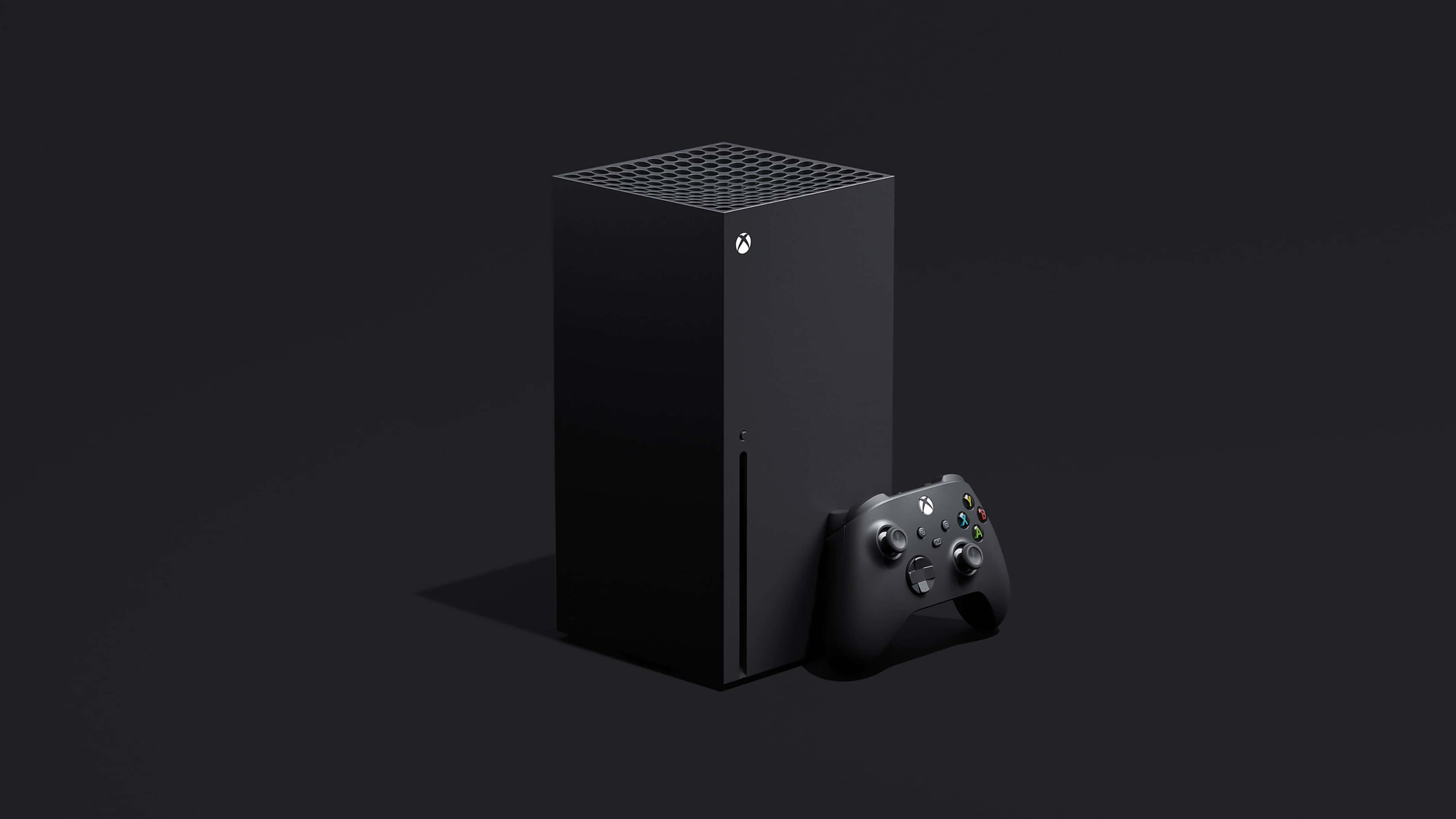 4K Gaming Consoles 桌布 壁紙 — 一台時尚的黑色Xbox Series X主機和控制器，在簡約的深色背景上，配以柔和燈光。