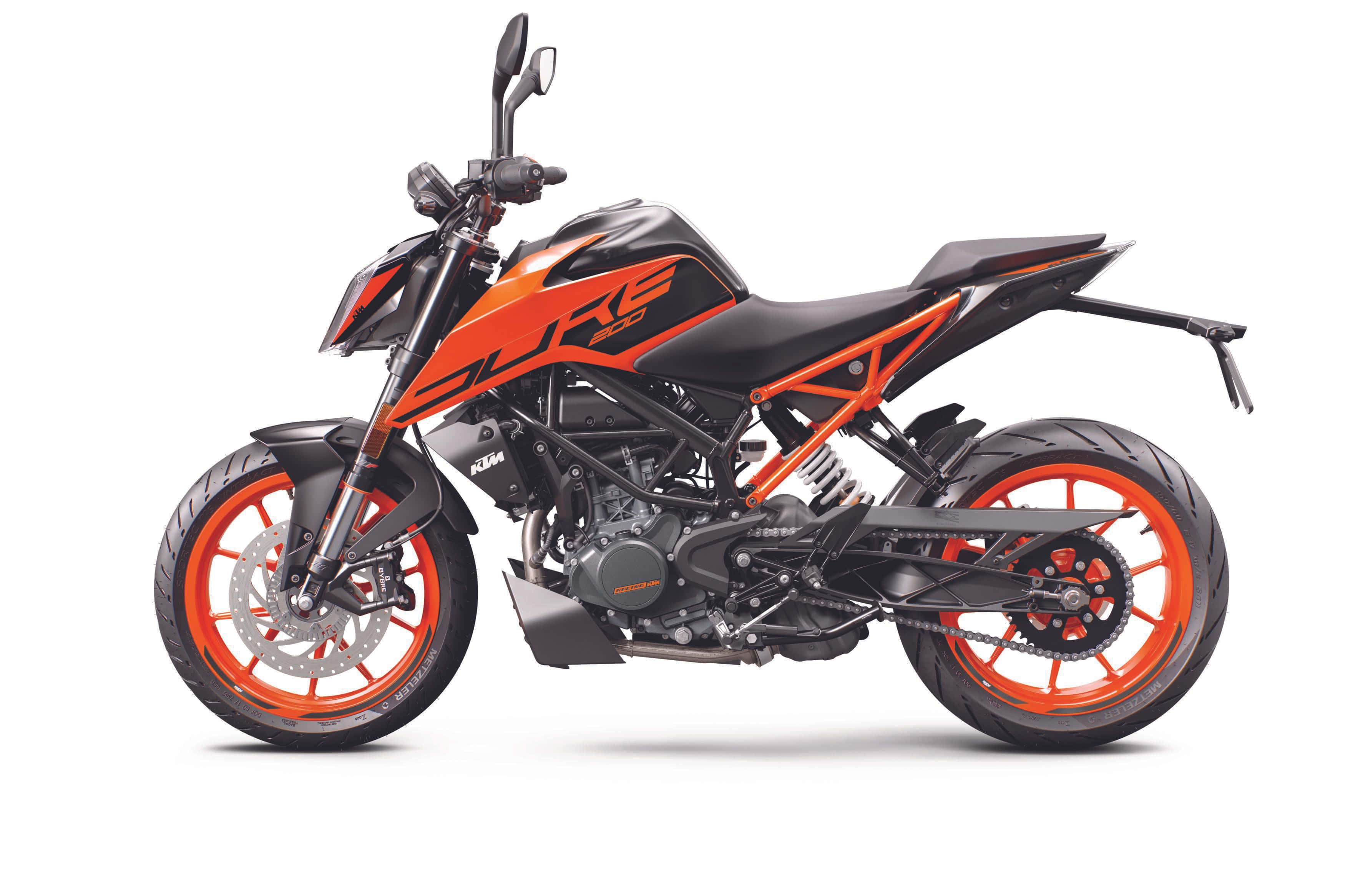 機車 桌布 壁紙 — 一台時尚的黑色和橙色KTM Duke摩托車以側面輪廓展示在純白背景前，展現其進取設計和運動細節。