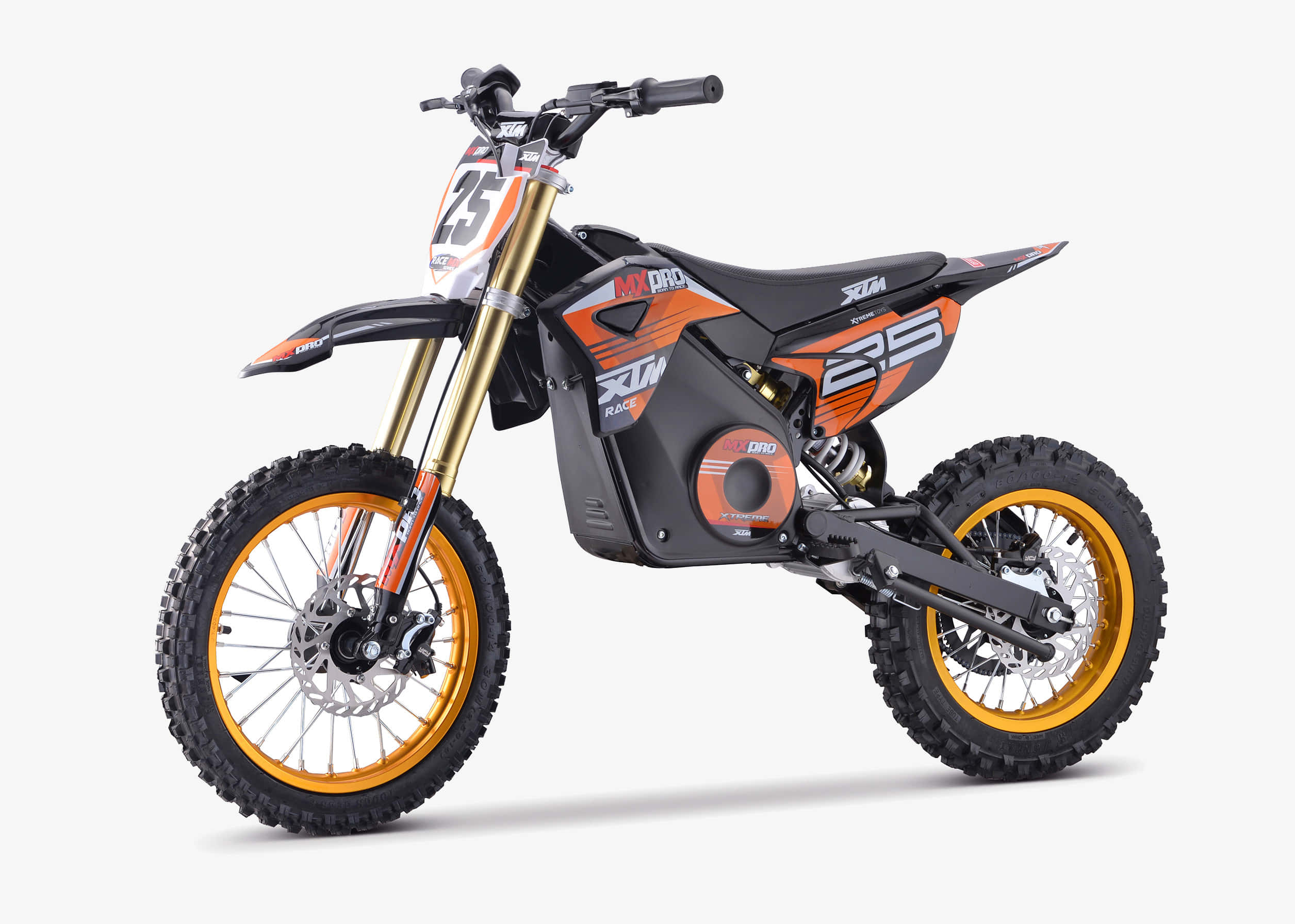Dirtbike 桌布 壁紙 — 一台時尚的黑色和橙色KTM越野摩托車，配備金色前叉和25號，在純白背景前蓄勢待發。