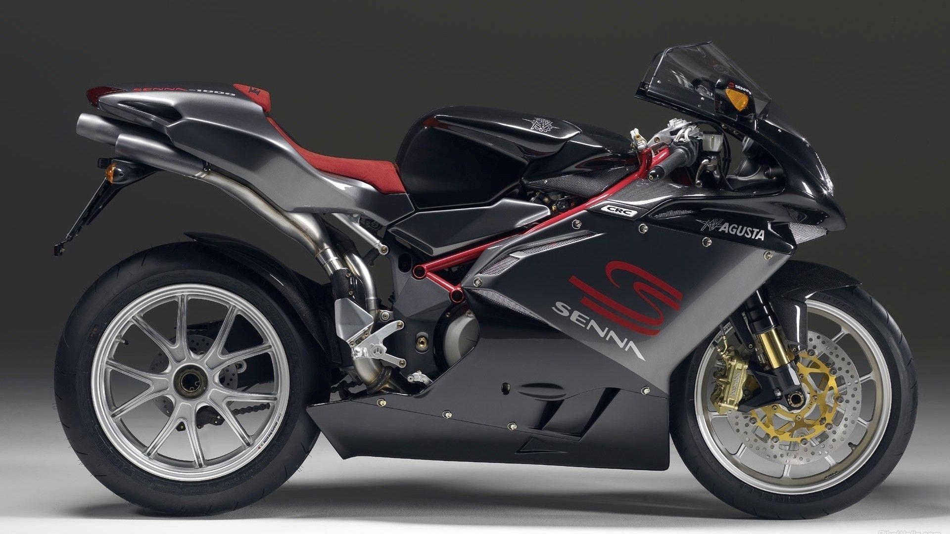 Agusta Senna運動機車，帶有紅色點綴和金色煞車，在工作室燈光下。 — 機車 壁紙