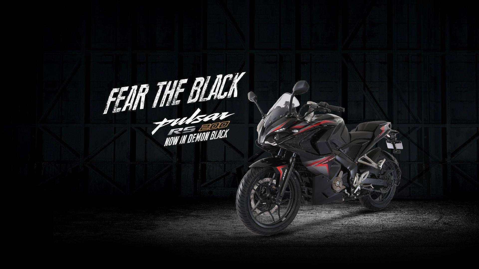 Racing 桌布 壁紙 — 一台時尚的黑色和紅色Pulsar RS 200機車在黑暗的工業倉庫中戲劇性地照亮，並以粗體文字宣示「FEAR THE BLACK」。