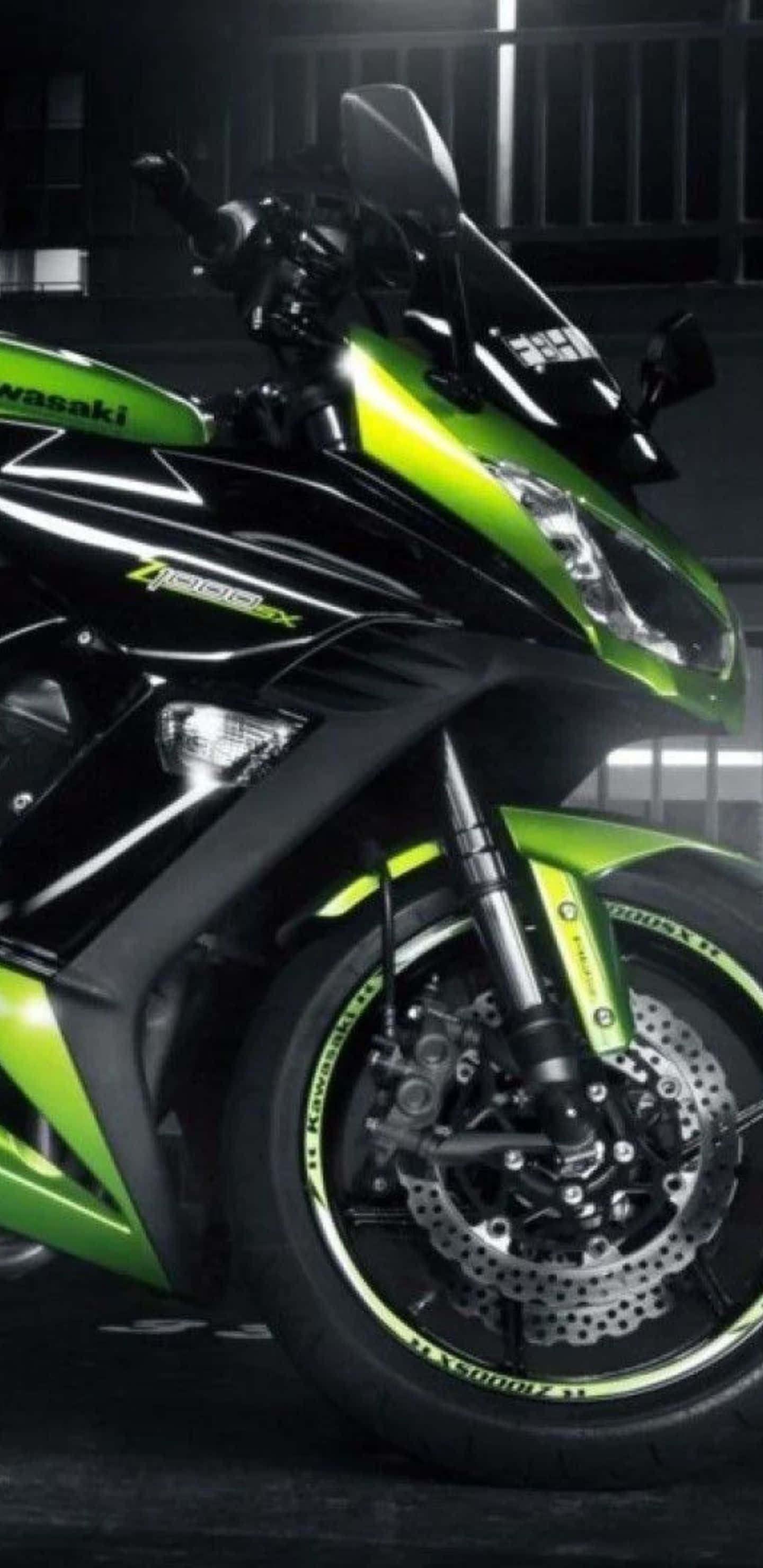 Pixel 3xl Bikes 桌布 壁紙 — 一台時尚的黑色和螢光綠色Kawasaki Z1000機車在黑暗的城市環境中，在戲劇性的工作室燈光下閃閃發光。