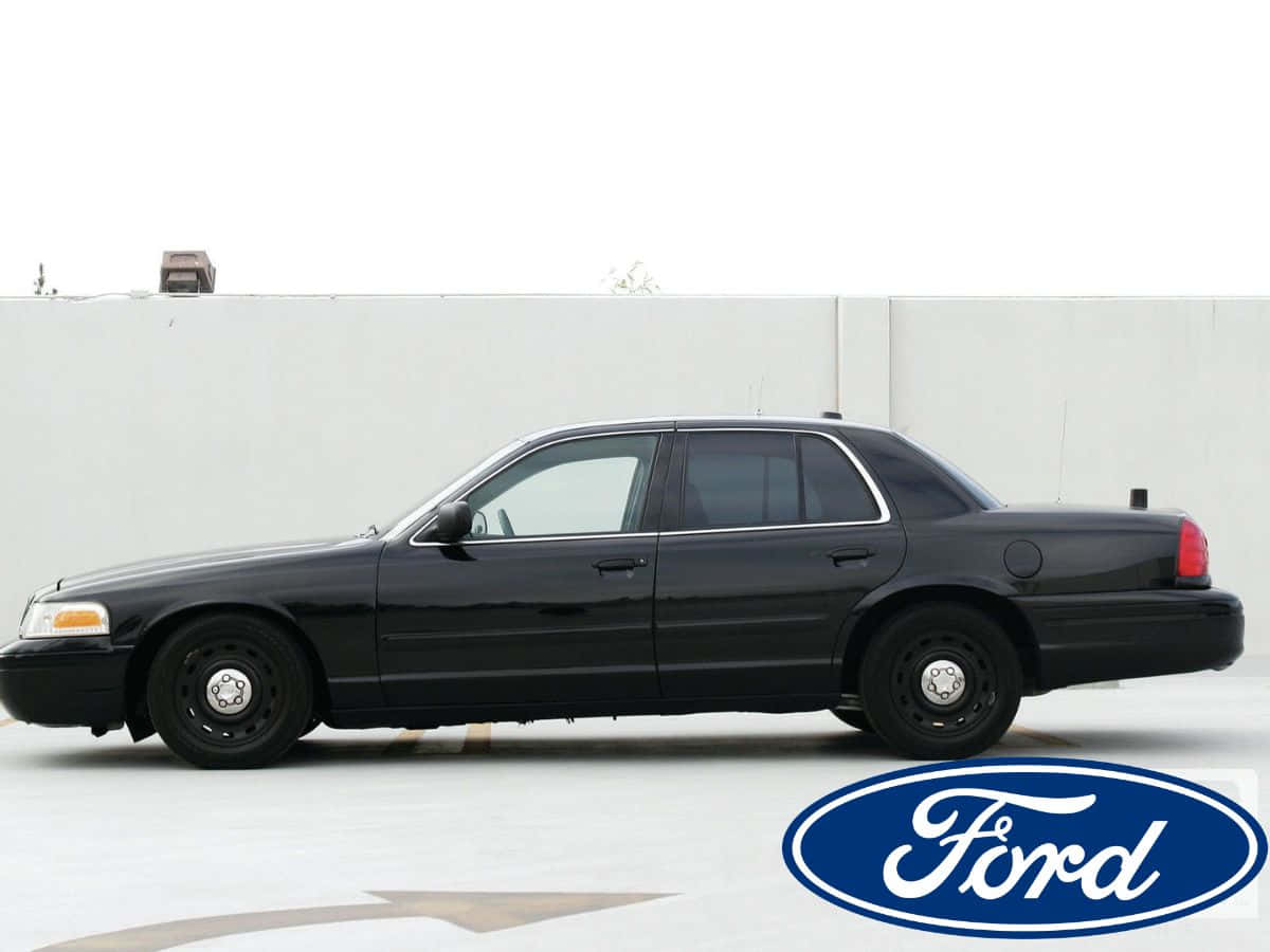 Ford Crown Victoria 桌布 壁紙 — 一台時尚的黑色福特皇冠維多利亞警車停放在簡約的混凝土停車場，背景是素色牆壁。