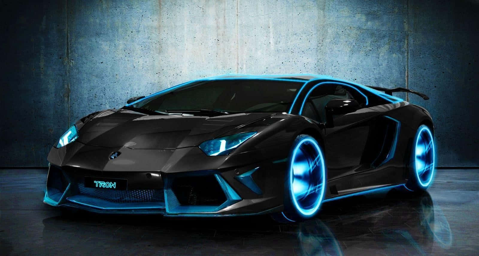 Modified Car 桌布 壁紙 — 一台時尚的黑色藍寶堅尼Aventador，車輪和車身線條帶有發光藍色霓虹燈點綴，靠著紋理混凝土牆。