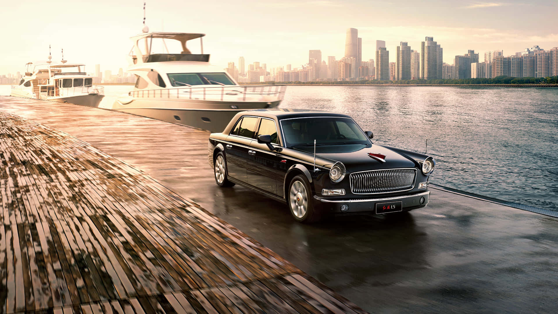 Hongqi 桌布 壁紙 — 一台時尚的黑色豪華轎車停泊在濕滑的木製碼頭上，旁邊是一艘遊艇，現代城市天際線在金色夕陽中閃耀。