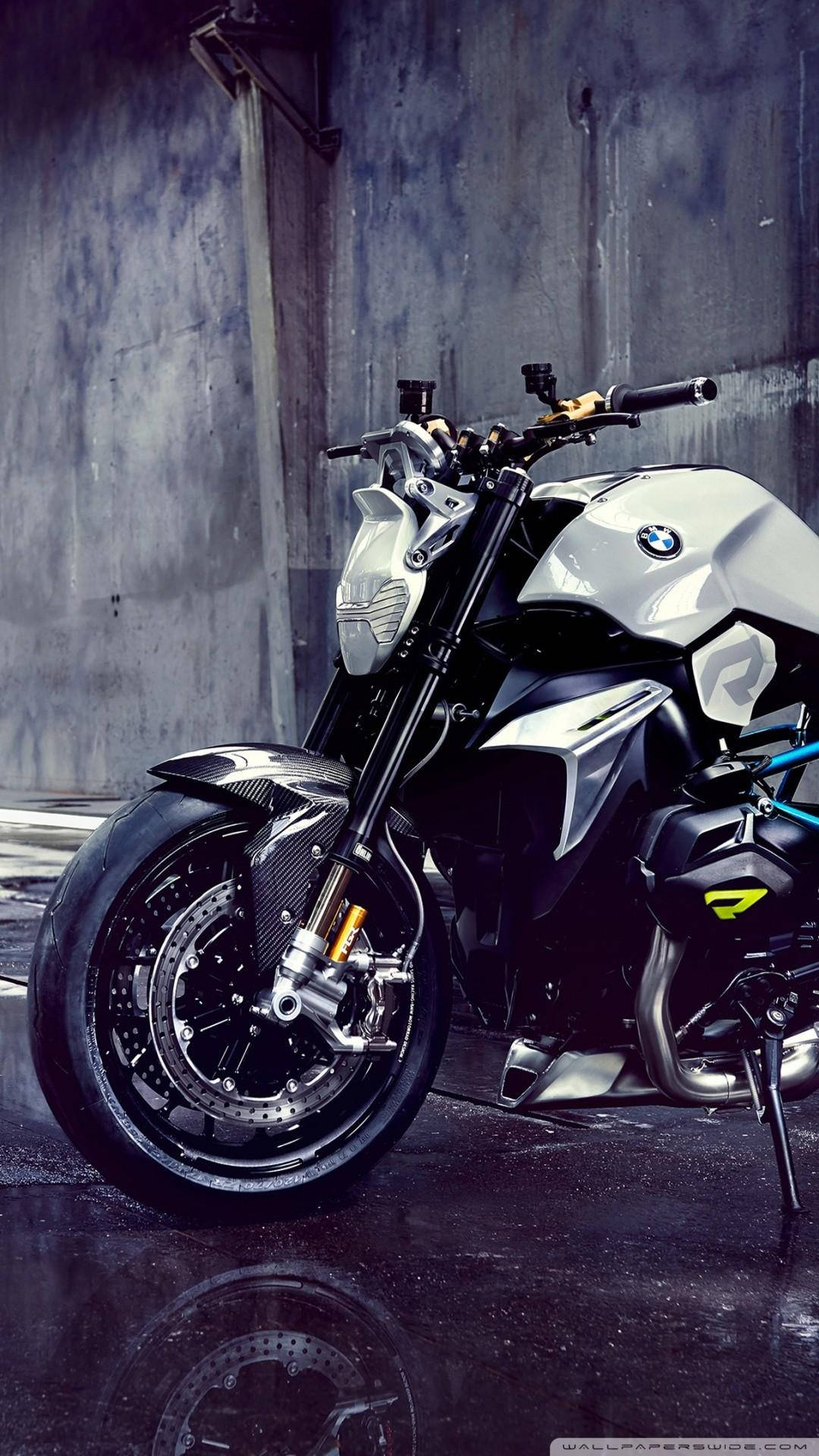 4K bike 桌布 壁紙 — 一台時尚銀黑色BMW R 1250 R摩托車，停放在潮濕路面上，背景是風化的混凝土牆。