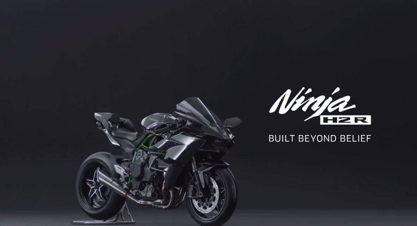 黑色 Kawasaki Ninja H2R 運動摩托車，帶有綠色點綴，置於深色背景上。 — 機車 壁紙