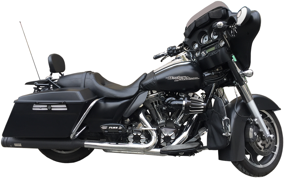 哈雷戴維森 桌布 壁紙 — 一台時尚黑色哈雷戴維森旅行機車，帶有鍍鉻裝飾和側袋，孤立地立在純黑色背景上。