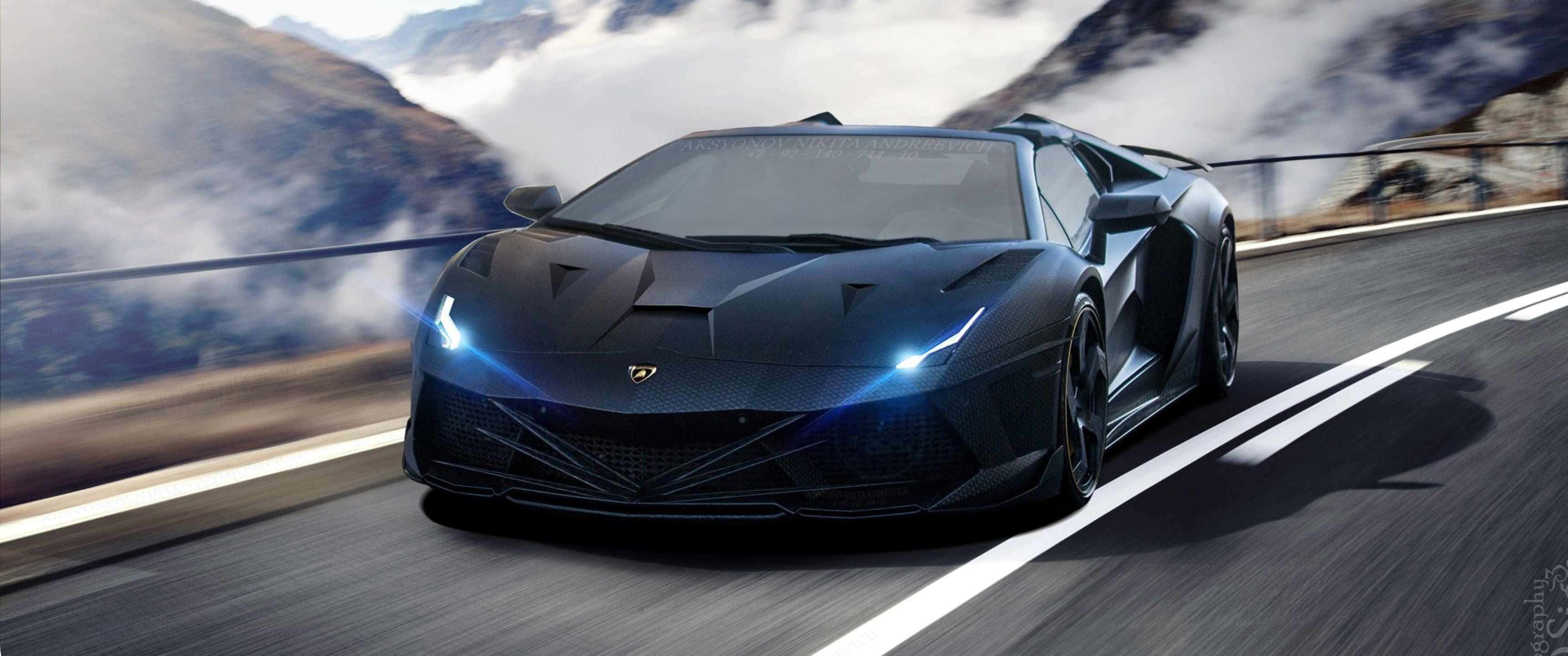 3440x1440p Lamborghini 桌布 壁紙 — 一台時尚黑色藍寶堅尼Aventador在山路上奔馳，背景是霧氣繚繞的山峰和雲層。