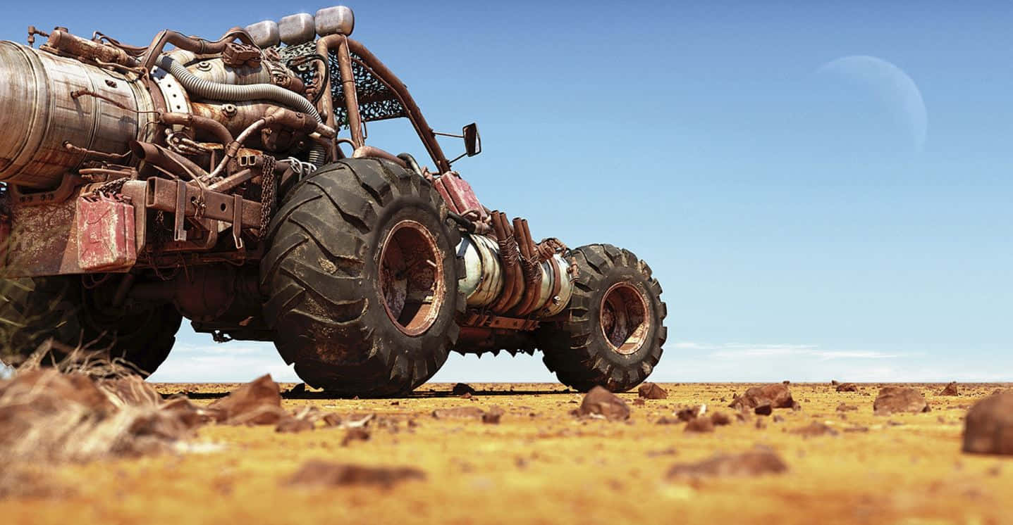 Fallout 4 Wasteland 桌布 壁紙 — 一台生鏽且經過重度改裝的越野車停放在荒蕪的沙漠中，天空清澈湛藍，可見一彎新月。