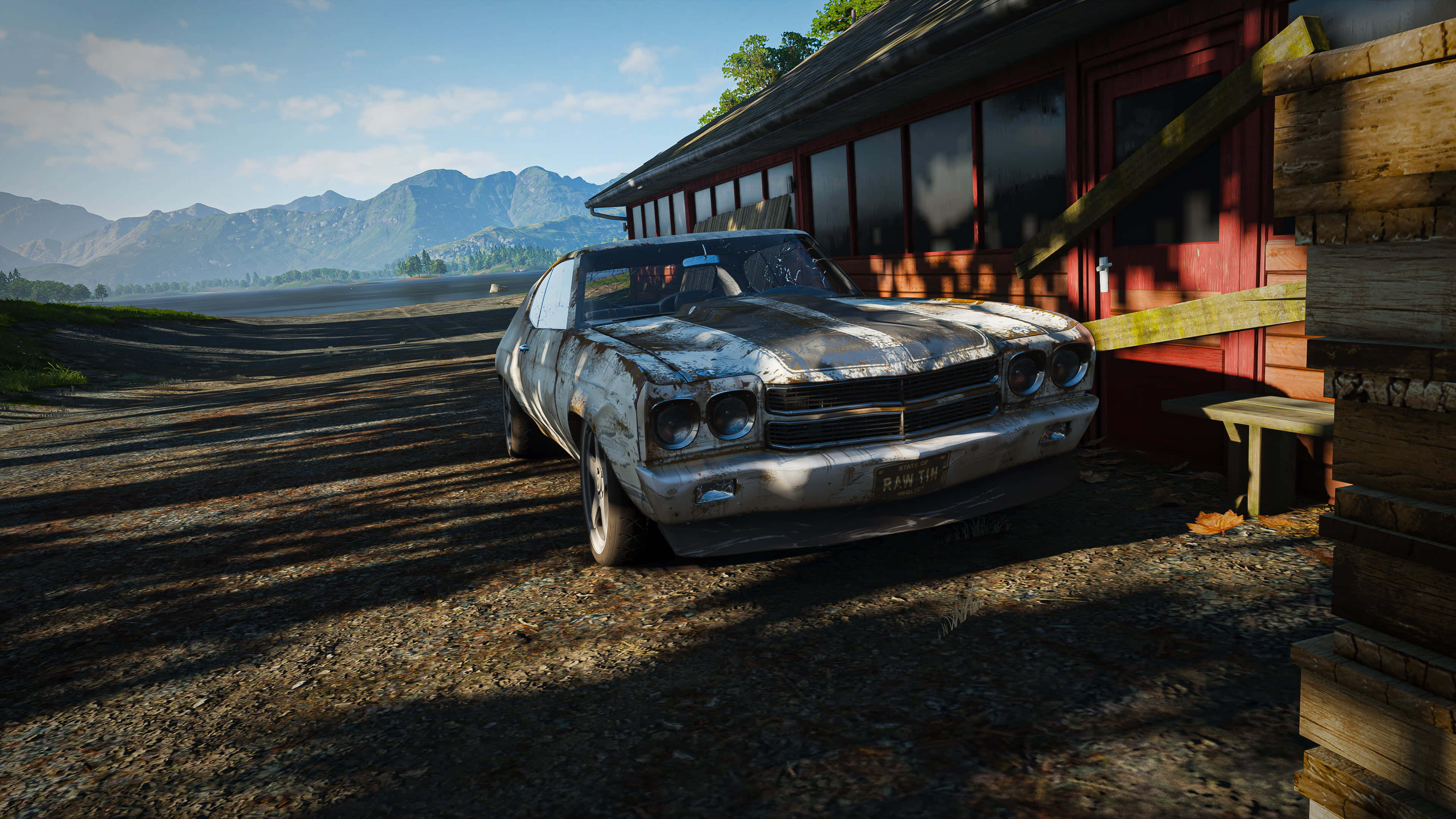 Forza Horizon 5 4K 桌布 壁紙 — 一台生鏽的經典肌肉車被遺棄在泥土路旁，旁邊有一座紅色木屋，背景是山脈。