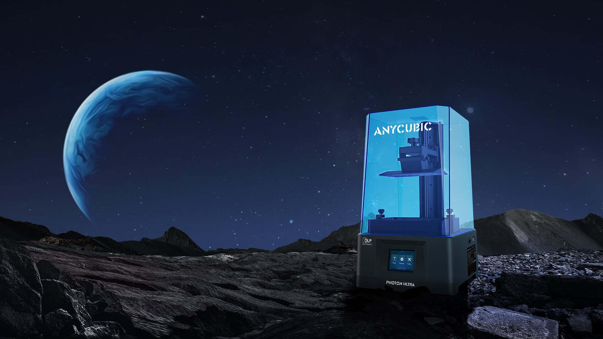 3d Printer 桌布 壁紙 — 一台發光的藍色Anycubic Photon Ultra 3D列印機站在岩石外星景觀上，星空下有一顆新月形行星。