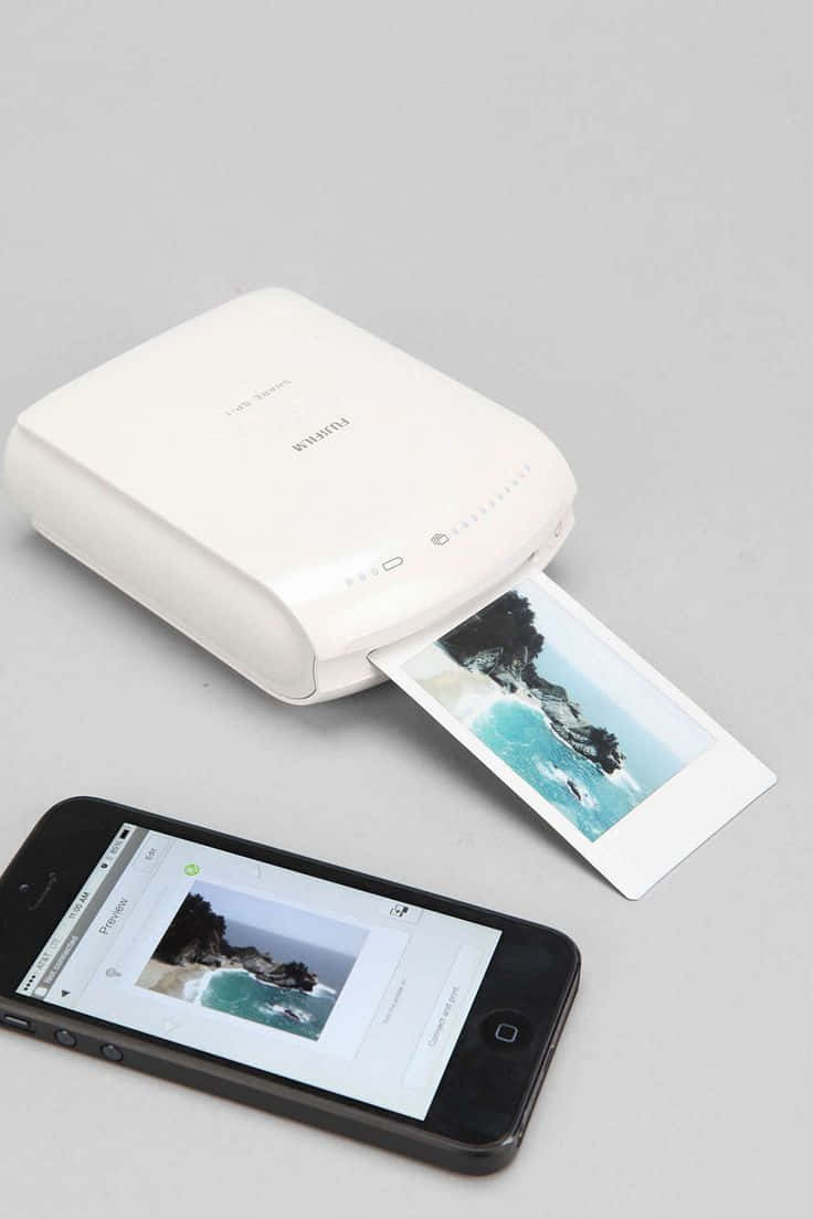 Print 桌布 壁紙 — 一台白色 Fujifilm 即時印表機彈出一張充滿活力的岩石海岸線照片，而智慧型手機則顯示相同的圖像。