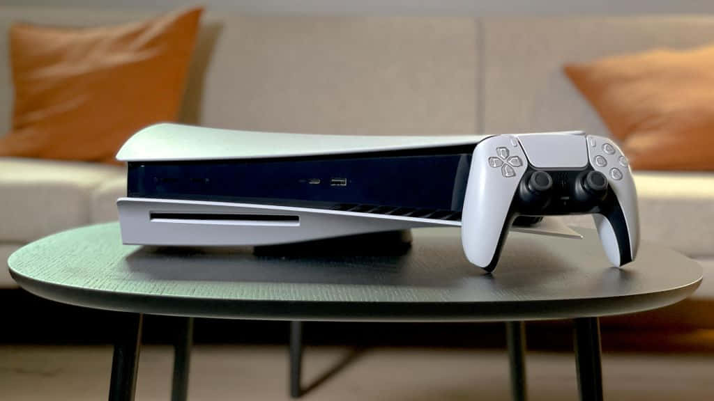 PS5 動態圖片 桌布 壁紙 — 一台白色PlayStation 5主機和控制器放在一張圓形玻璃桌上，位於一個舒適的客廳，配有米色沙發和橙色抱枕。