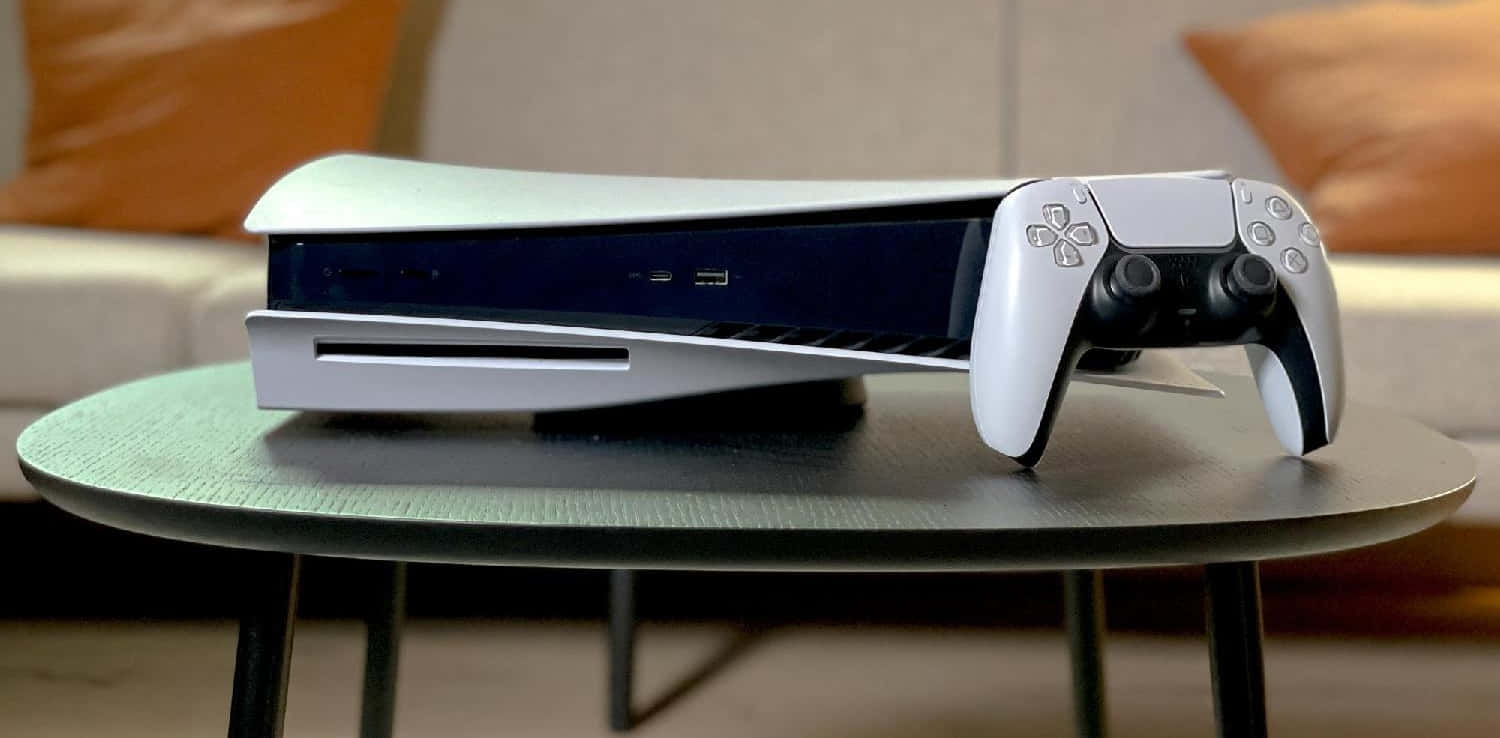 PS5 動態圖片 桌布 壁紙 — 一台白色PlayStation 5主機和控制器放在舒適客廳的圓形綠色桌子上。