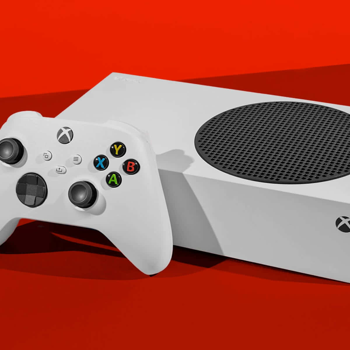 Xbox 桌布 壁紙 — 一台白色Xbox主機和控制器放置在鮮紅色表面上，帶有銳利陰影和乾淨線條。