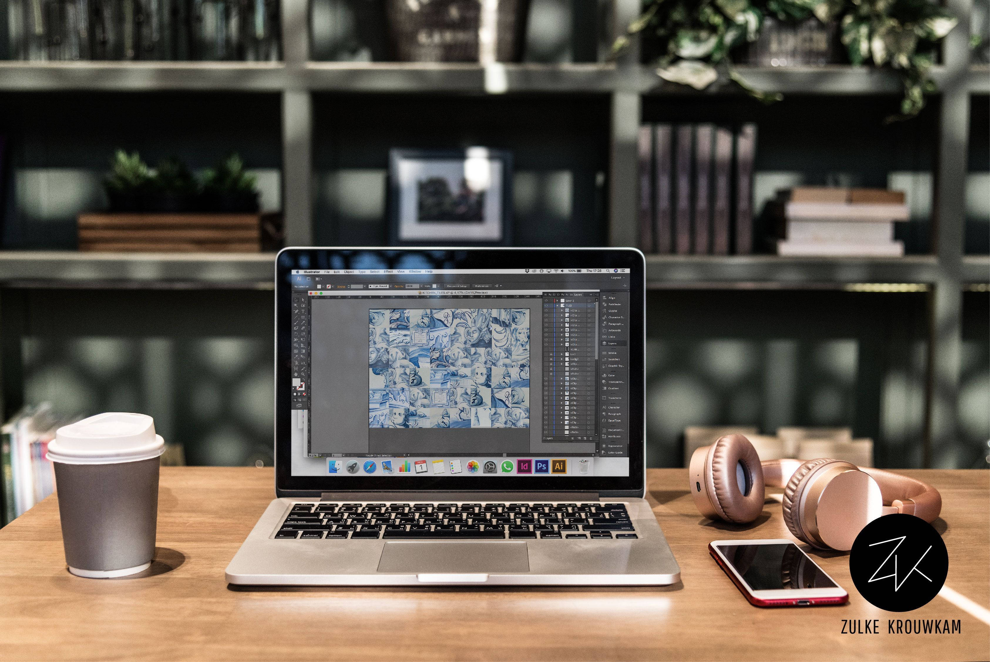 Best Laptop 桌布 壁紙 — 一台筆記型電腦在木桌上顯示漫畫面板，旁邊有咖啡杯、玫瑰金色耳機和智慧型手機。