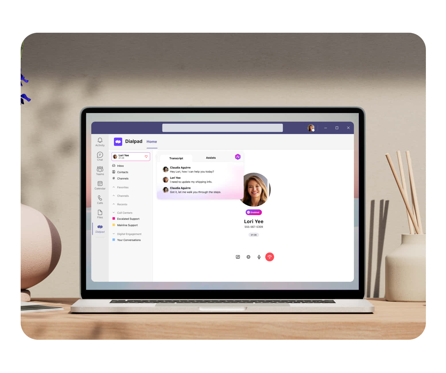 Microsoft Teams 桌布 壁紙 — 一台筆記型電腦顯示客戶服務聊天介面，木桌上放有裝飾品，並有微笑的客服人員檔案。