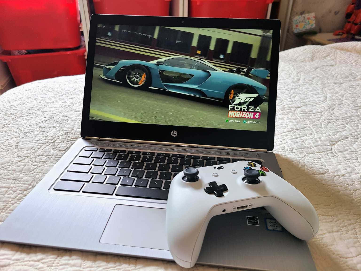 一台筆電上放著Xbox控制器 壁紙
