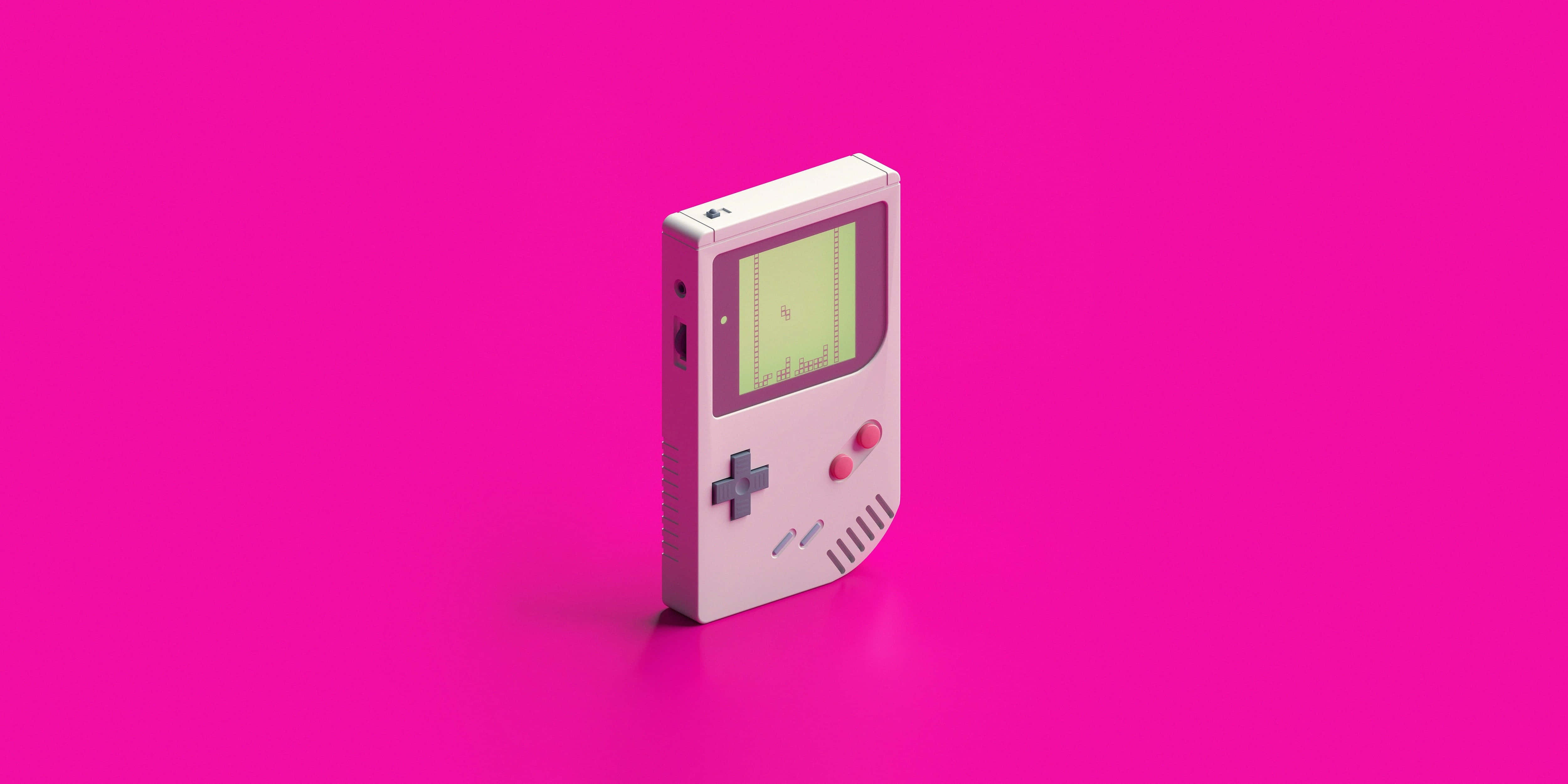 4K Gaming Consoles 桌布 壁紙 — 一台粉紅色 Game Boy 搭配綠色螢幕，居中置於鮮豔的洋紅色背景上。