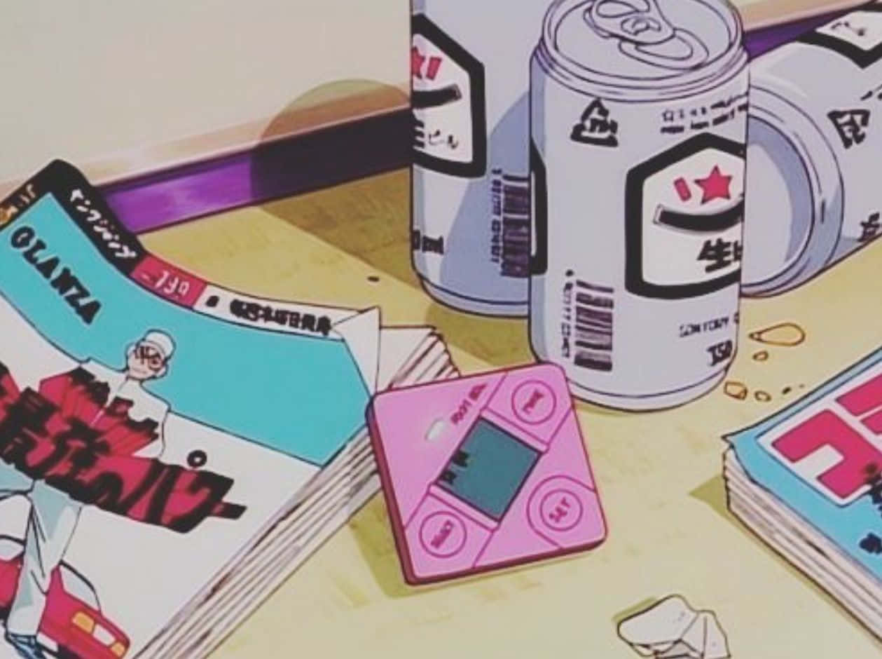 Retro 桌布 壁紙 — 一台粉紅色數位相機和啤酒罐放在木地板上的漫畫旁邊，構成懷舊動畫靜止畫面。