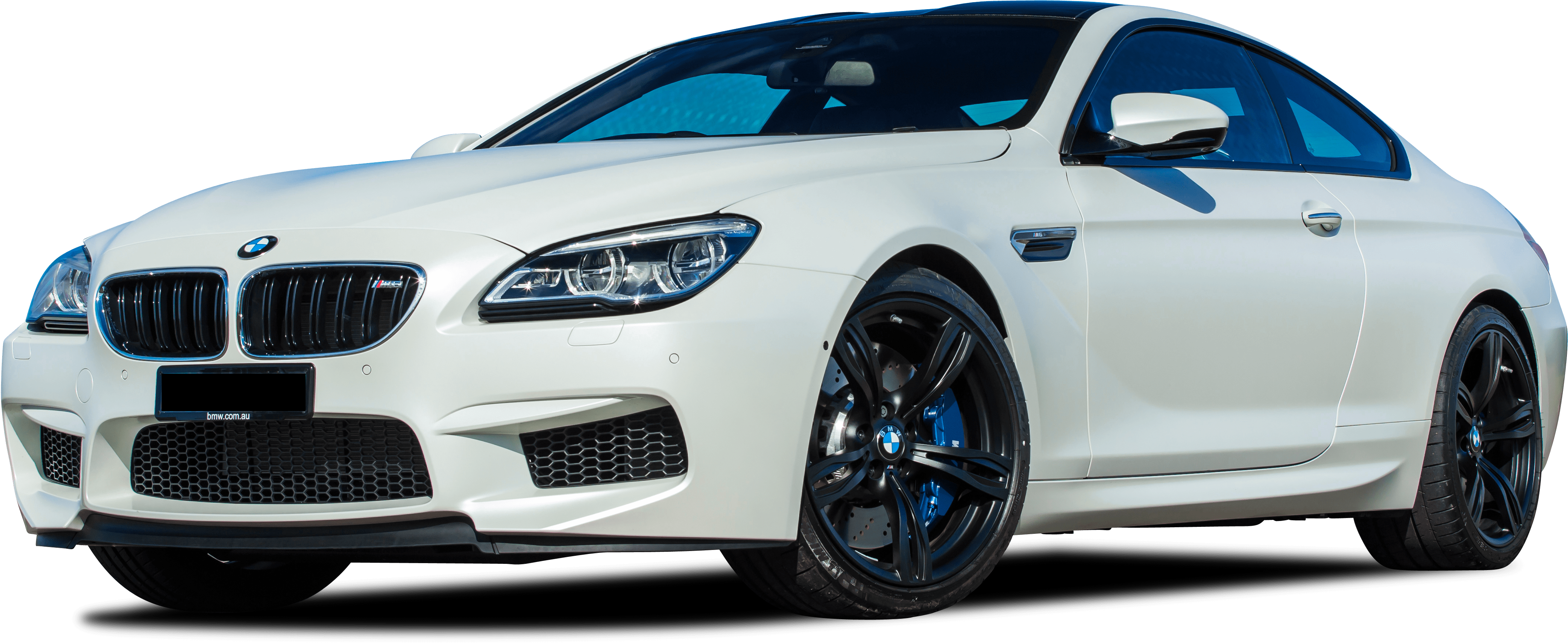 BMW 動圖 桌布 壁紙 — 一台線條流暢的白色BMW M6雙門轎跑車，配備黑色輪圈和藍色制動卡鉗，在純黑色背景下脫穎而出。