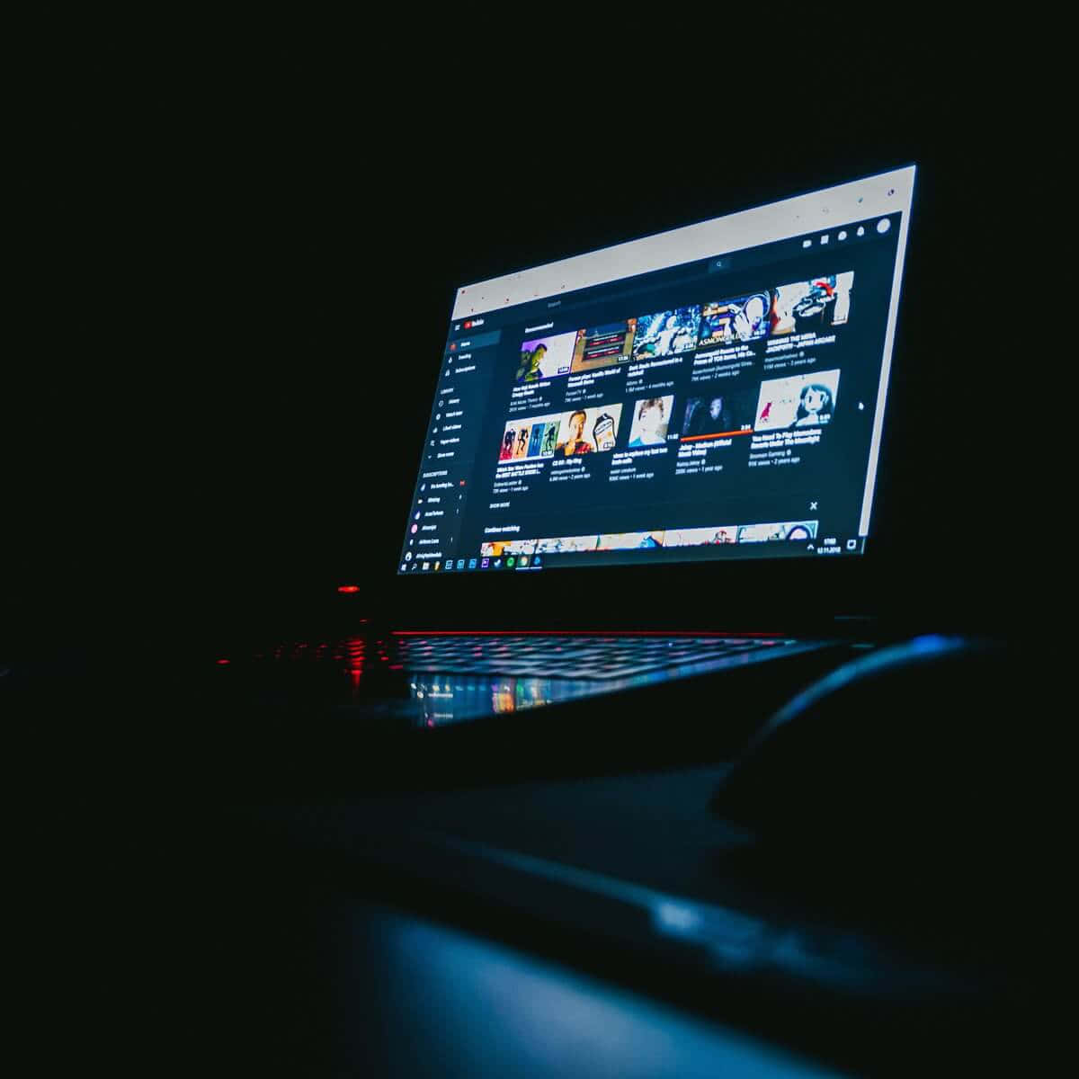 一台螢幕開啟的筆記型電腦 壁紙