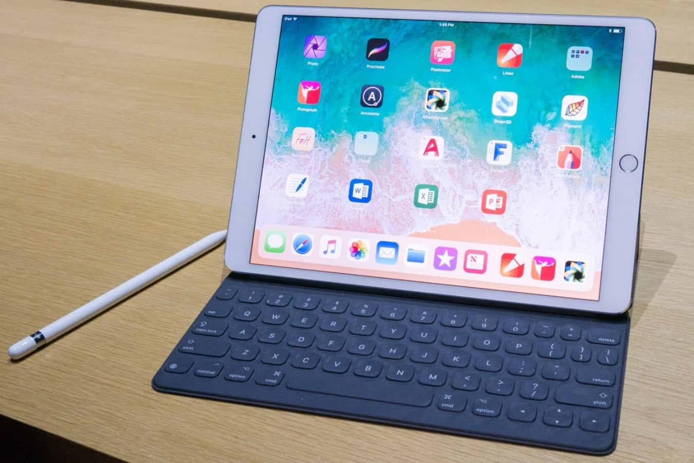 一台配備鍵盤與觸控筆的Apple iPad Pro 壁紙