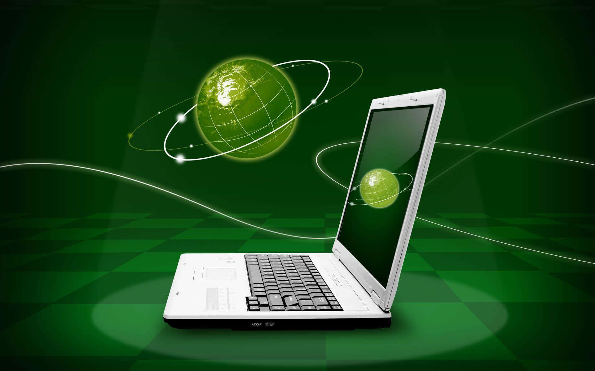 Green Technology 桌布 壁紙 — 一台銀色筆記型電腦在深綠色棋盤格背景上顯示一個發光綠色地球，周圍環繞著軌道光跡。