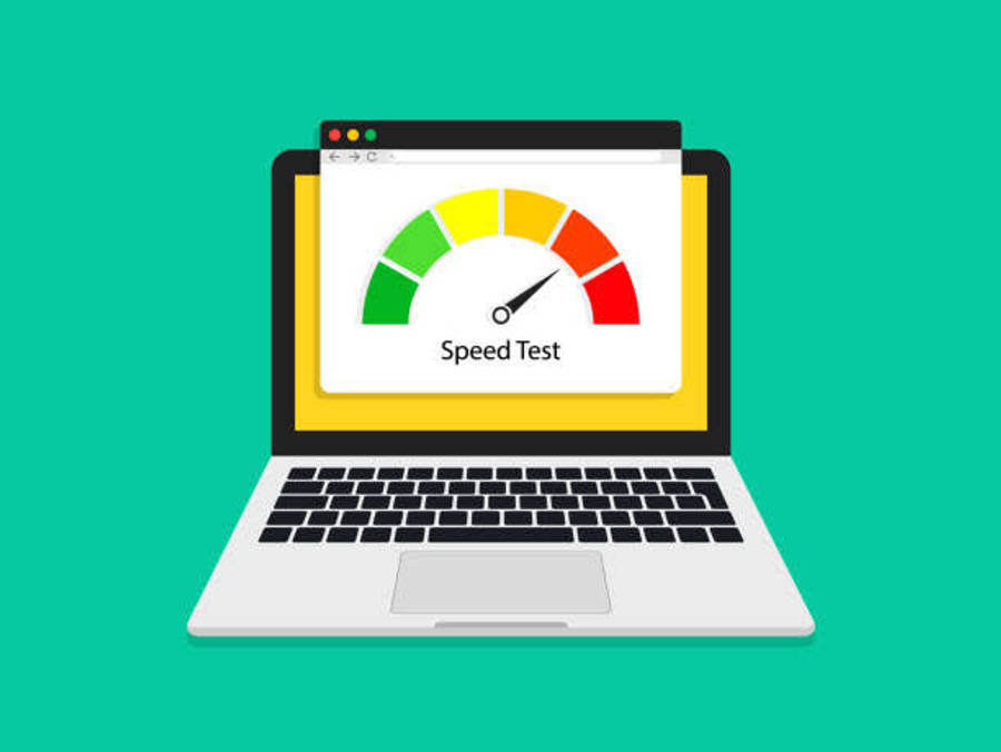 Speed 桌布 壁紙 — 一台銀色筆記型電腦在青綠色背景上顯示一個速度測試儀表，指針指向綠色。