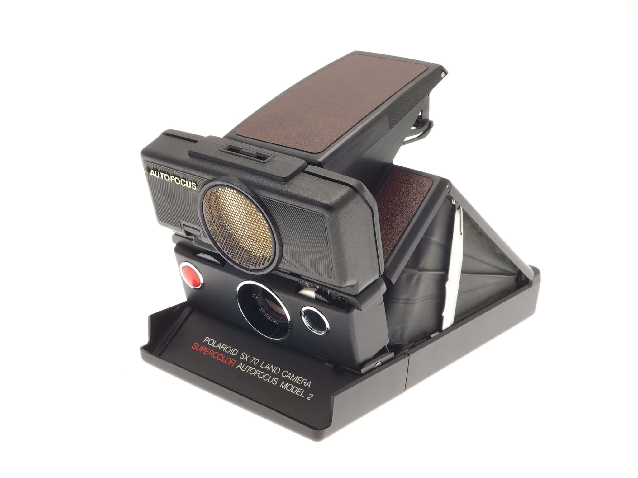 Vintage Camera 桌布 壁紙 — 一台黑色Polaroid Skypoint自動對焦拍立得相機，帶有棕色皮革點綴，在純白色背景前打開。