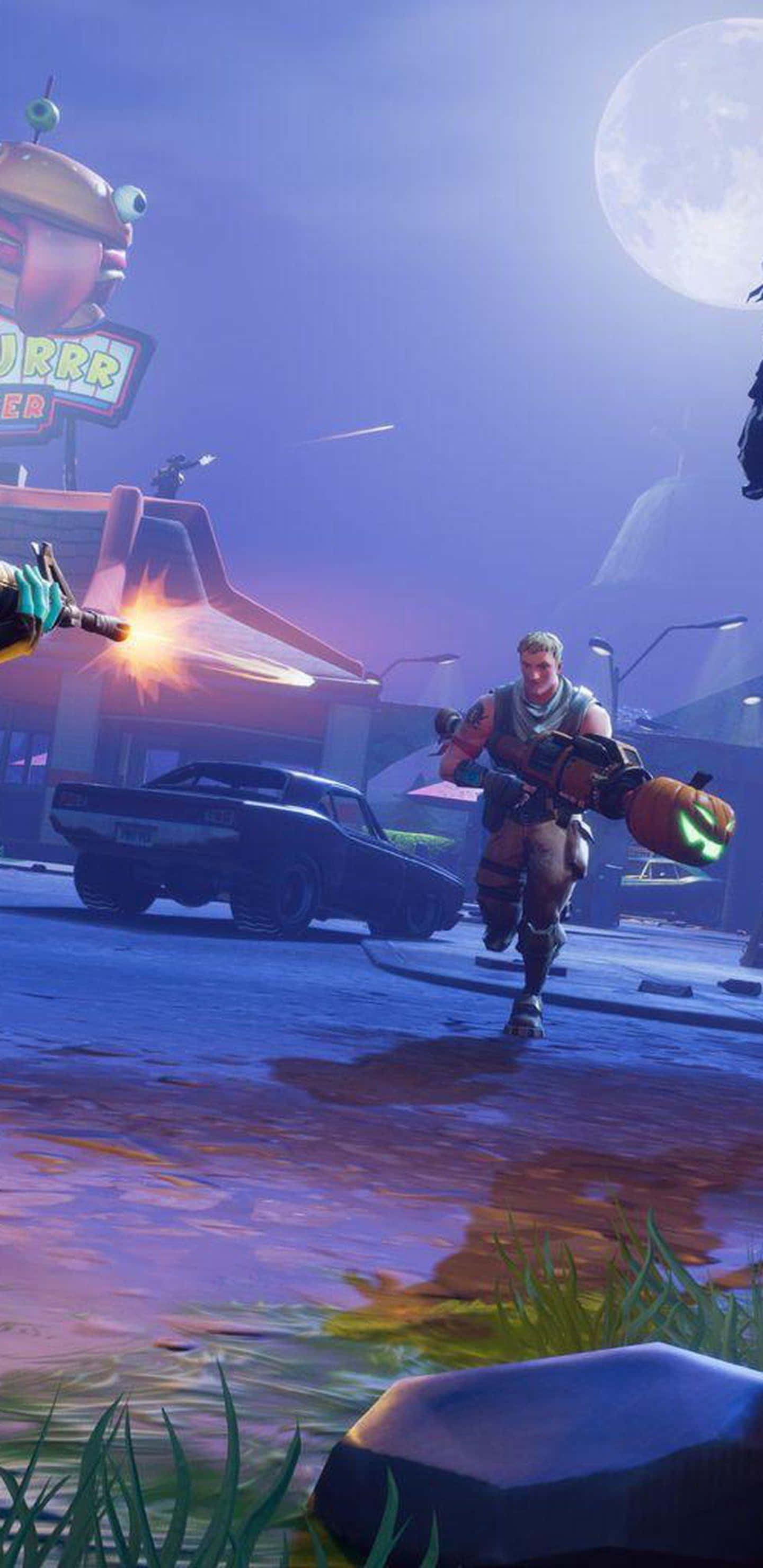 Fortnite 桌布 壁紙 — 一名《要塞英雄》玩家在巨型月亮下穿過霓虹燈閃爍的餐車小鎮，伴隨著發光的武器火焰。