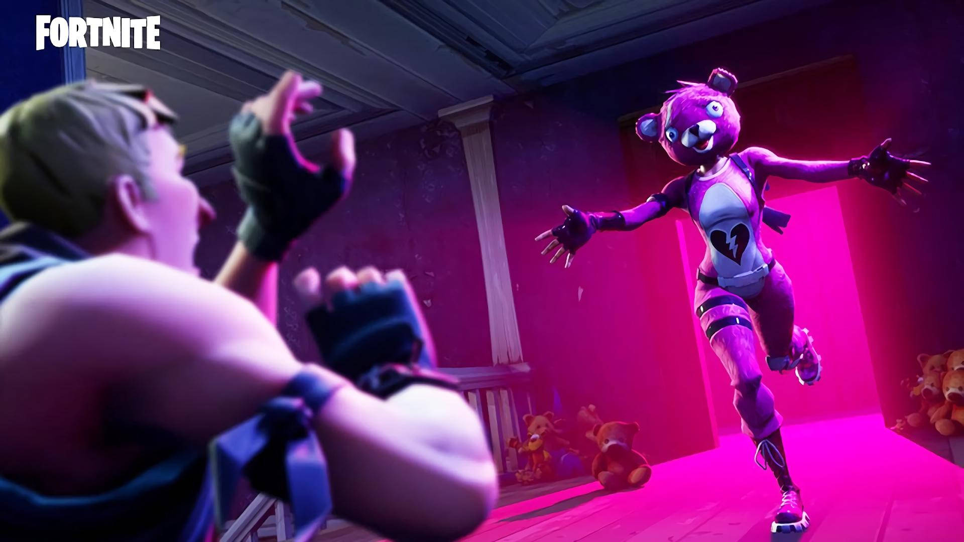 Cool Fortnite 桌布 壁紙 — 一名Fortnite玩家在一個充滿泰迪熊的霓虹燈房間裡面對一隻紫色熊角色。