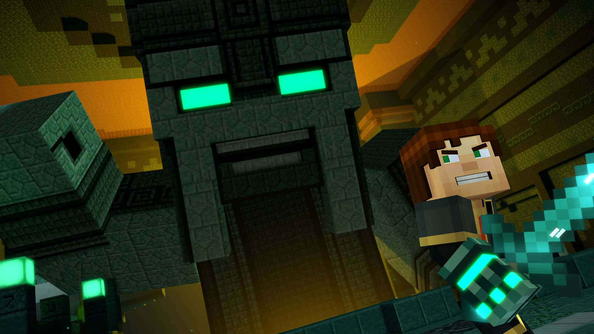 Minecraft Story Mode 桌布 壁紙 — 一名Minecraft玩家揮舞著發光的劍，面對一個有著明亮綠色眼睛的 towering 石魔像，在昏暗的地牢中。